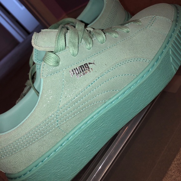 PUMA women’s suede Platforms - Picture 3 of 5